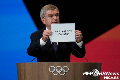 바흐 IOC 위원장이 2023 동계올림픽 개최지로 솔트 레이크 시티를 발표하고 있다. 사진(프랑스 파리)=ⓒAFPBBNews = News1