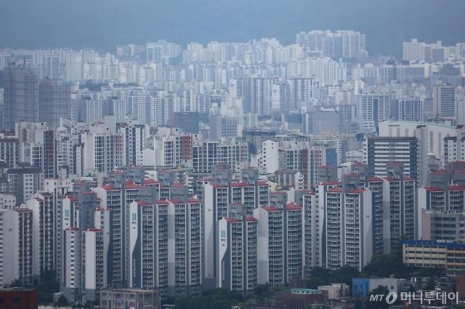 21일 서울 중구 남산에서 내려다 본 서울시내 아파트 단지. /사진=김근수