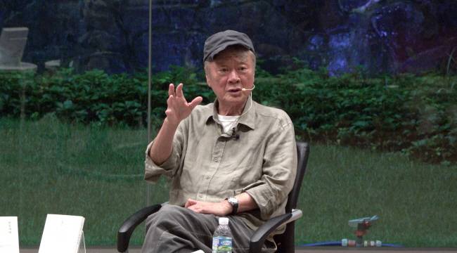 김훈 작가는 ‘김훈’이라는 소설이 있으면 어떤 문장으로 시작하느냐고 묻는 독자의 질문에 “아직 안 써봐서 모르겠지만 이 자리에서 꼭 쓸 것을 약속한다”고 말했다.  교보문고 제공