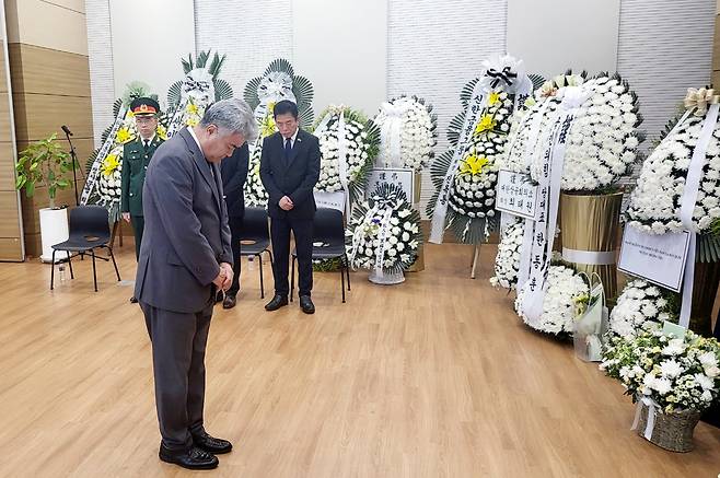 대우건설 정원주 회장이 25일 주한 베트남 대사관을 찾아 조문하고 있다. [대우건설]