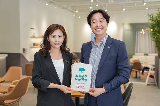 [서울=뉴시스] 25일 세라젬은 소외 아동들을 돕기 위해 초록우산어린이재단과 후원 협약을 맺고 웰카페 등 전국 140여개 체험 매장의 수익 일부를 매달 정기 후원하기로 했다고 밝혔다. (사진=세라젬 제공) 2024.07.25. photo@newsis.com *재판매 및 DB 금지