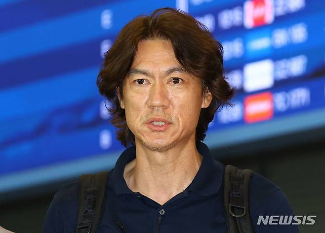 [인천공항=뉴시스] 황준선 기자 = 홍명보 대한민국 축구 국가대표팀 감독이 25일 오전 유럽 출장을 마친 뒤 인천국제공항을 통해 귀국하며 취재진에게 입장을 밝히고 있다.홍 감독은 스페인과 포르투갈 등을 비롯해 유럽을 돌며 외국인 코치들을 면접했고 전술적인 부분을 담당할 필드 코치와 피지컬 코치를 물색했다. 또한 토트넘 홋스퍼의 손흥민을 시작으로 바이에른 뮌헨의 김민재와 마인츠의 이재성 등을 만난 것으로 알려졌다. 2024.07.25. hwang@newsis.com