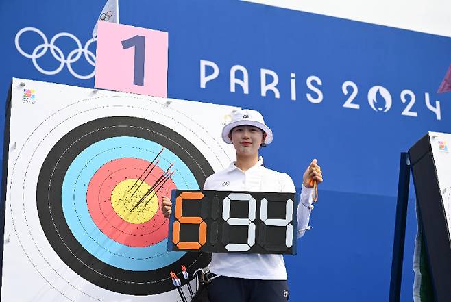 25일 오전(현지시간) 프랑스 파리 앵발리드 경기장에서 열린 2024파리올림픽 여자 리커브 개인 랭킹 라운드 경기에서 1위를 차지한 임시현이 과녁 앞에서 포즈를 취하고있다. 2024.7.25 파리=올림픽사진공동취재단 황진환 기자