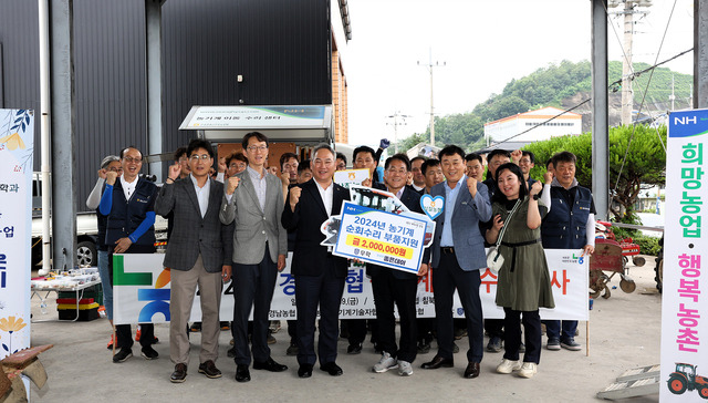 19일 경남농협본부가 함안 삼칠농협 칠북지점 경제사업장에서 농기계 순회수리 봉사활동을 진행하고 있다.