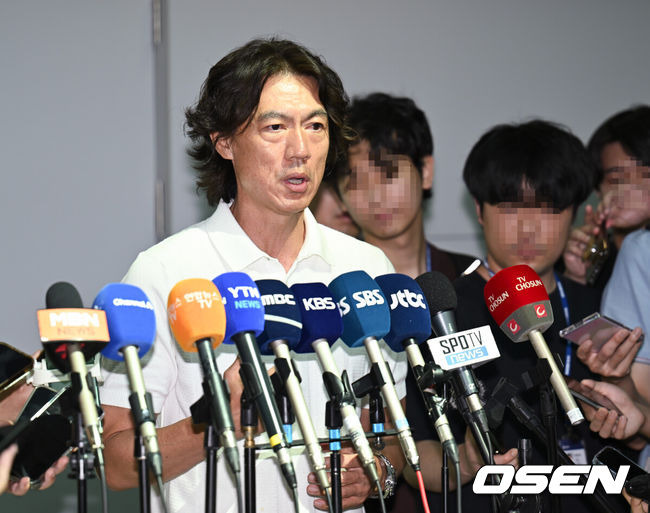 [OSEN=인천공항, 김성락 기자] 15일 오전 대한민국 축구대표팀의 새 감독으로 선임된 홍명보 감독이 인천국제공항을 통해 유럽으로 출국했다. 홍명보 감독은 자신과 함께할 외국인 코칭스태프 선임 관련 업무를 소화할 예정이다. 홍명보 감독이 취재진의 질문에 대답하고 있다. 2024.07.15 / ksl0919@osen.co.kr