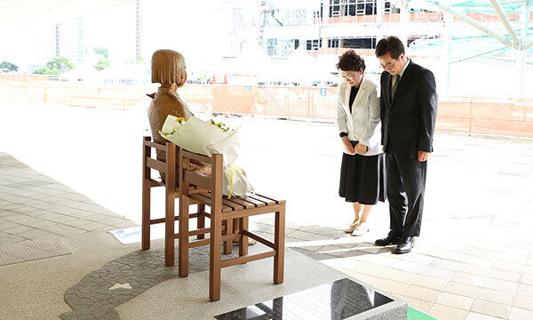 24일 김동연 경기도지사(오른쪽)가 부인 정우영 여사와 함께 도청 앞 소녀상에 헌화한 뒤 묵념하고 있다. 경기도 제공