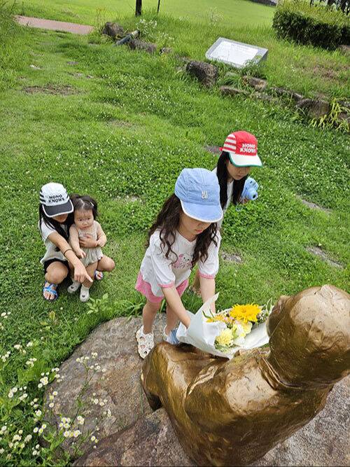 전남 구례의 네 자매가 소녀상에 꽃을 배달하고 있다. 경기도 제공