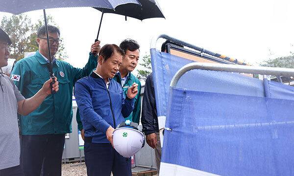 김성제 경기 의왕시장(오른쪽)이 24일 관내 공사 현장을 찾아 안전점검을 하고 있다. 의왕시 제공