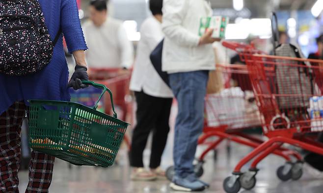서울의 한 대형마트에서 장 보는 시민들. 연합뉴스