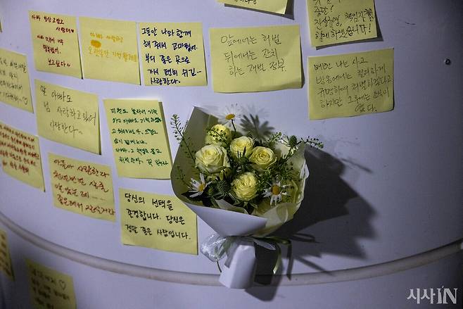 7월2일 경기도 화성시청에 차려진 아리셀 화재 사고 합동분향소 입구에 시민들이 추모 문구와 꽃을 붙여놓았다. ⓒ시사IN 조남진