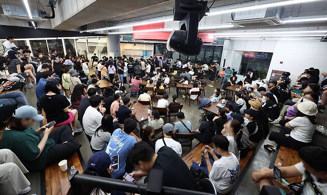 25일 새벽 서울 강남구 위메프 본사가 정산 지연 사태와 관련 상품을 환불 받으려는 고객들로 붐비고 있다. ⓒ 연합뉴스