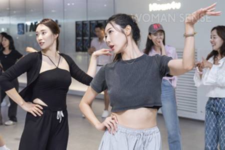 동작을 열심히 따라 하는 K-QUEEN 유리라·이소영·노윤정.