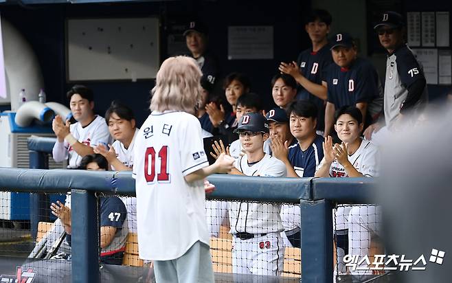 25일 오후 서울 송파구 잠실야구장에서 열린 '2024 신한 SOL Bank KBO리그' 키움 히어로즈와 두산 베어스의 경기, 두산 선수들이 시구를 마친 에스파 윈터에게 박수를 보내고 있다. 잠실, 김한준 기자