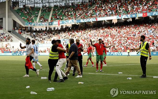 그라운드에 난입한 관중 [로이터=연합뉴스]