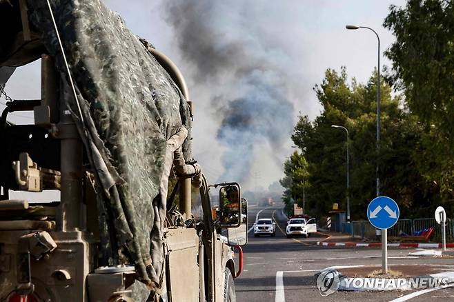 헤즈볼라의 로켓 공격으로 연기가 솟아오르는 이스라엘 북부 [AFP 연합뉴스자료사진. 재판매 및 DB 금지]