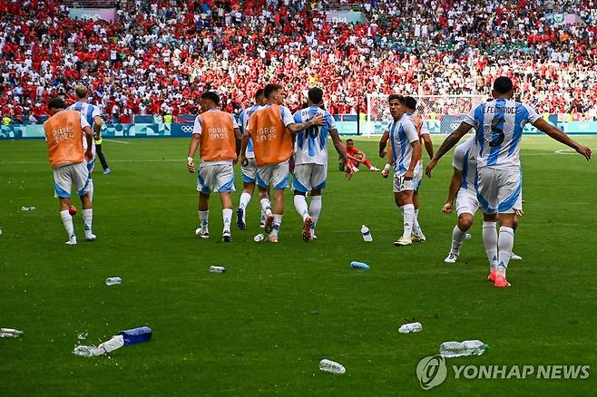 아르헨티나 선수들에게 날아온 물병 [AFP=연합뉴스]