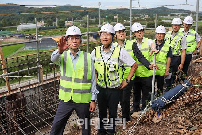 박상우 국토교통부 장관이 26일 경기도 화성 인근 건설 현장을 찾아 현장안전을 점검하고 있다. (사진=국토교통부)