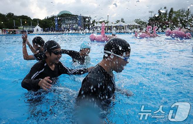 한강수영장 야간개장 첫 날을 맞은 24일 서울 영등포구 여의도 한강수영장에서 시민들이 물놀이를 즐기고 있다. 오늘부터 시행된 한강수영장 야간개장은 오는 8월 11일까지 진행된다. 2024.7.24/뉴스1 ⓒ News1 김성진 기자