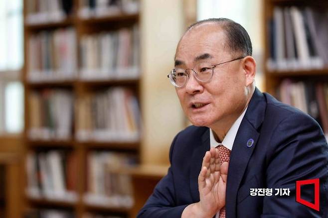 최재원 부산대학교 총장이 22일 부산대학교 박물관 가온나래에서 인터뷰 하고 있다. 사진=강진형 기자aymsdream@