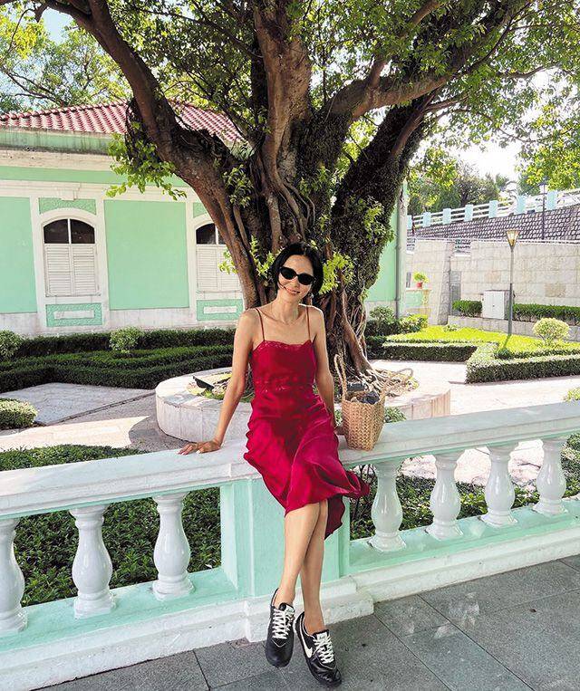 루즈 레드의 슬립 드레스를 스니커즈와 스타일링한 김나영./김나영 인스타그램