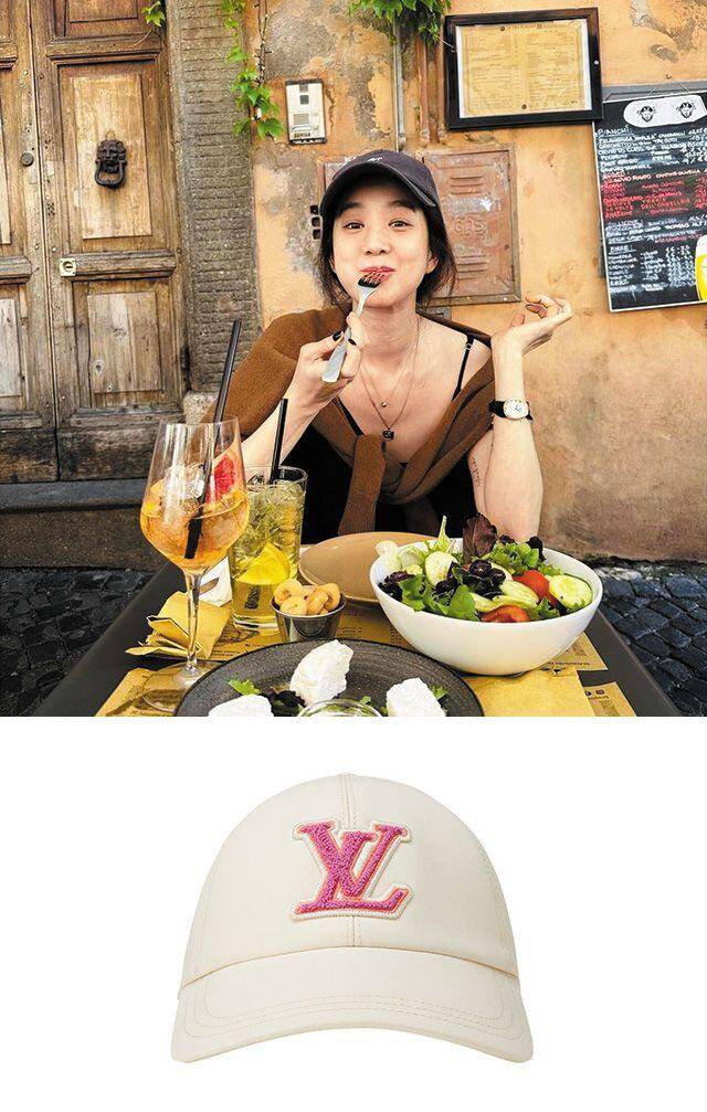 원피스에 볼캡을 스타일링한 정려원의 여행 룩./정려원 인스타그램