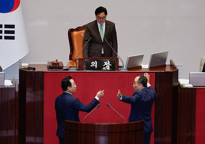 추경호(아래 오른쪽) 국민의힘 원내대표와 박성준(아래 왼쪽) 더불어민주당 원내수석부대표가 25일 국회 본회의장에서 언쟁을 벌이고 있다. 이날 해병대원 특검법안이 재의결에서 부결된 뒤 민주당 의원들은 본회의장 밖으로 나가 규탄 대회를 진행했고, 추 원내대표는 우원식(위) 국회의장에게 본회의를 정회하지 않은 채 야당 집회를 허용한 데 대해 이의를 제기했다. /뉴스1