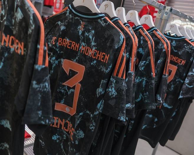 인스타그램 @overthepitch_store