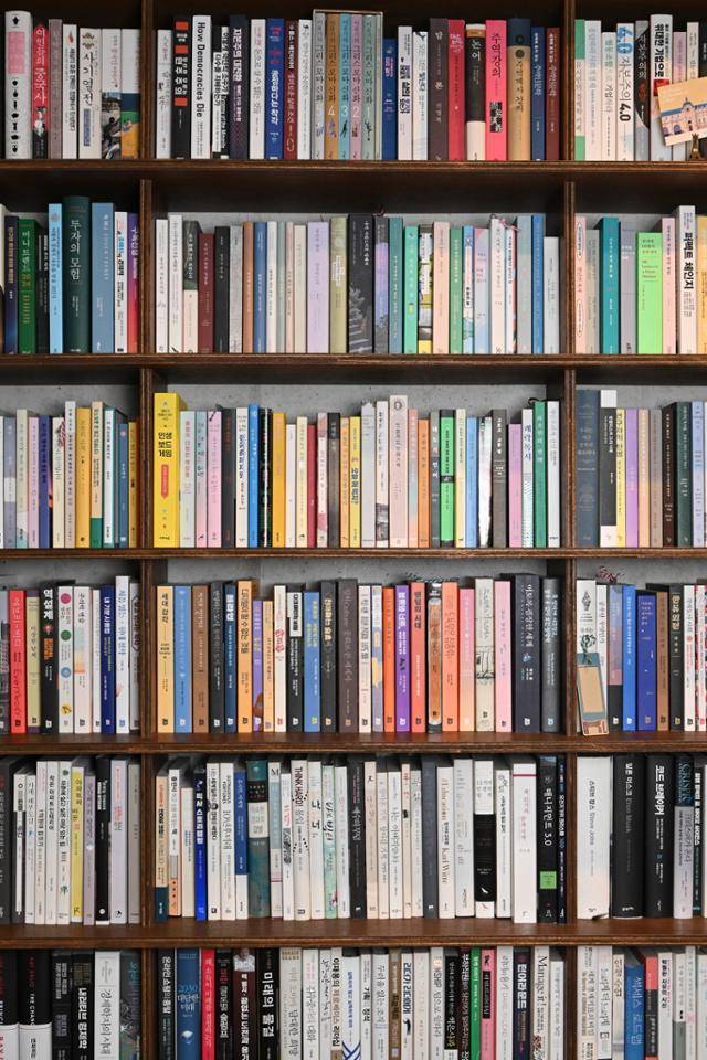 이용우씨는 "큐레이션은 별로 안 좋아한다"고 했다. '안 좋은 책'은 없다는 게 지론인 그는 특별한 기준 없이 책을 그냥 쌓아두는 편이다. 신용주 인턴기자