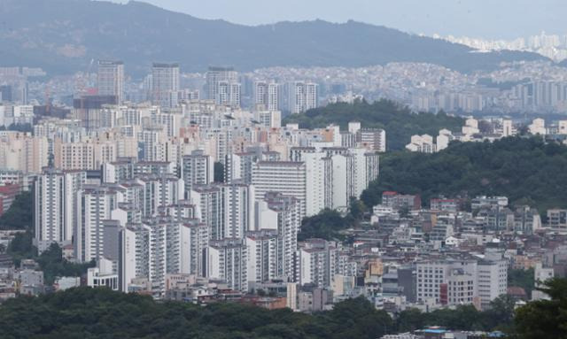 25일 서울 남산에서 바라본 시내 아파트. 연합뉴스