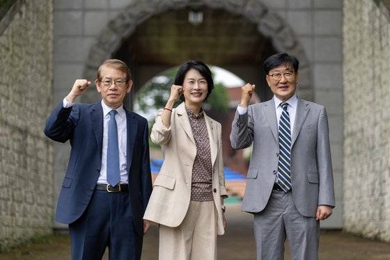 지·산·학 일체형 글로컬대학인 UCC 설립·운영을 목표로 사립대연합을 구성한 동신대·초당대·목포과학대 총장들이 파이팅을 외치고 있다. 왼쪽부터 박종구 초당대 총장, 이주희 동신대 총장, 이호균 목포과학대 총장. [사진 동신대]