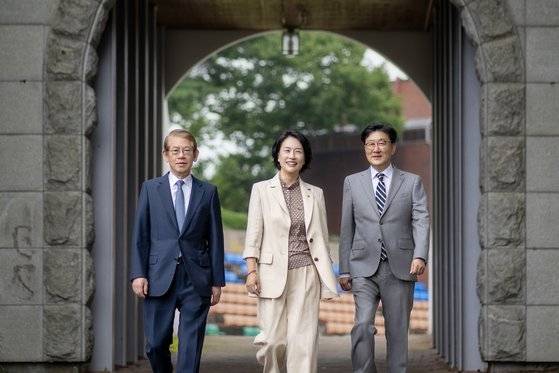 지·산·학 일체형 글로컬대학인 UCC 설립·운영을 목표로 사립대연합을 구성한 동신대·초당대·목포과학대 총장들이 교정을 걷고 있다. 왼쪽부터 박종구 초당대 총장, 이주희 동신대 총장, 이호균 목포과학대 총장. [사진 동신대]