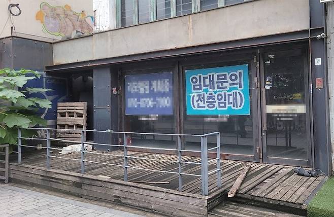 높은 임대료와 14%가 넘는 카드론 대출이자로 폐업을 고민하는 자영업자가 늘고 있다. 사진은 지난 7월 신촌 상권 모습. / 사진:김태욱 기자