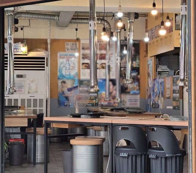 폐업 비용이 만만치 않아 울며 겨자먹기로 식당을 계속하는 경우도 적지 않다. 사진은 지난 7월 저녁 시간대 서대문구 신촌 식당가 모습. / 사진:김태욱 기자