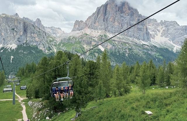 체어리프트를 타고 돌로미티를 올라가는 트레커들. 김남희 여행작가