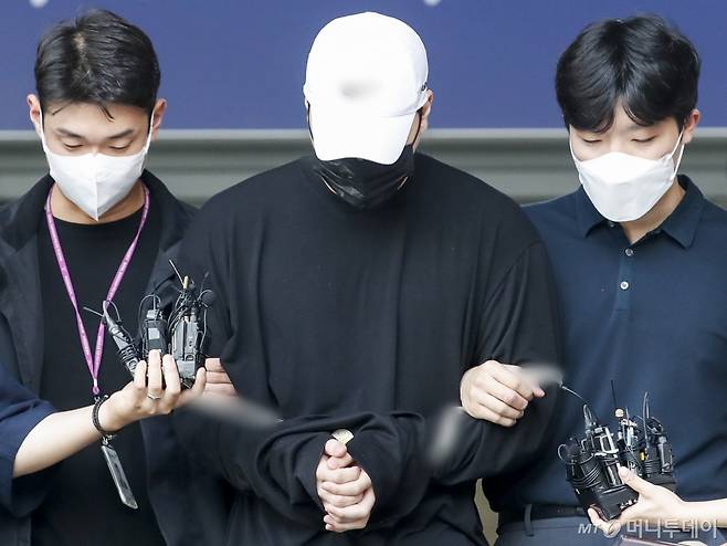 향정신성의약품을 투약한 채 롤스로이스 차량을 몰다 행인을 치어 중상을 입힌 20대 남성 A씨가 18일 오전 검찰로 송치되기 위해 서울 강남구 강남경찰서에서 호송차로 향하고 있다. /사진=뉴스1 /사진=(서울=뉴스1) 김도우 기자