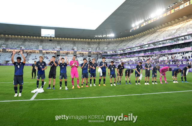 일본 선수들이 파라과이를 5-0으로 대파한 후 팬들에게 인사를 하고 있다. /게티이미지코리아