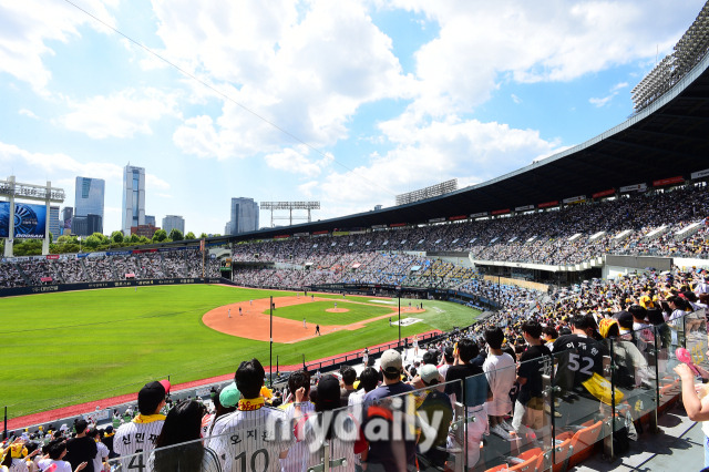 2024년 6월 2일 서울 잠실야구장에서 진행된 '2024 신한 SOL 뱅크 KBO 리그' LG-두산의 경기. 매진을 기록한 가운데 팬들이 응원을 펼치고 있다./마이데일리