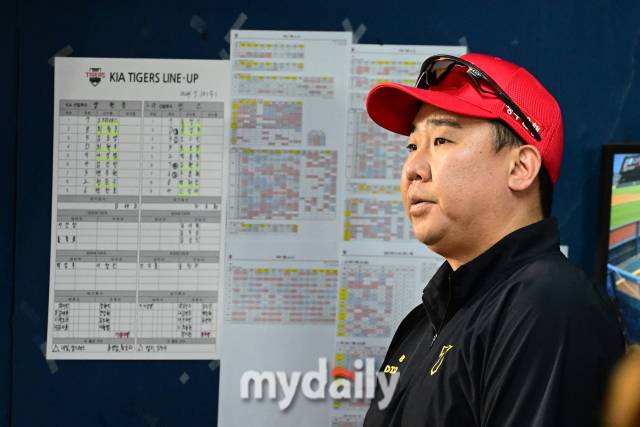 2024년 7월 10일 서울 잠실야구장에서 '2024 신한 SOL Bank KBO리그' KIA 타이거즈와 LG 트윈스의 경기가 열렸다. KIA 2루수 김선빈이 5회말 LG 선두타자 구본혁의 번트 안타 때 1루 베이스 커버를 하던 중 구본혁과 충돌한 뒤 쓰러지자 KIA 이범호 감독이 걱정하고 있다./마이데일리