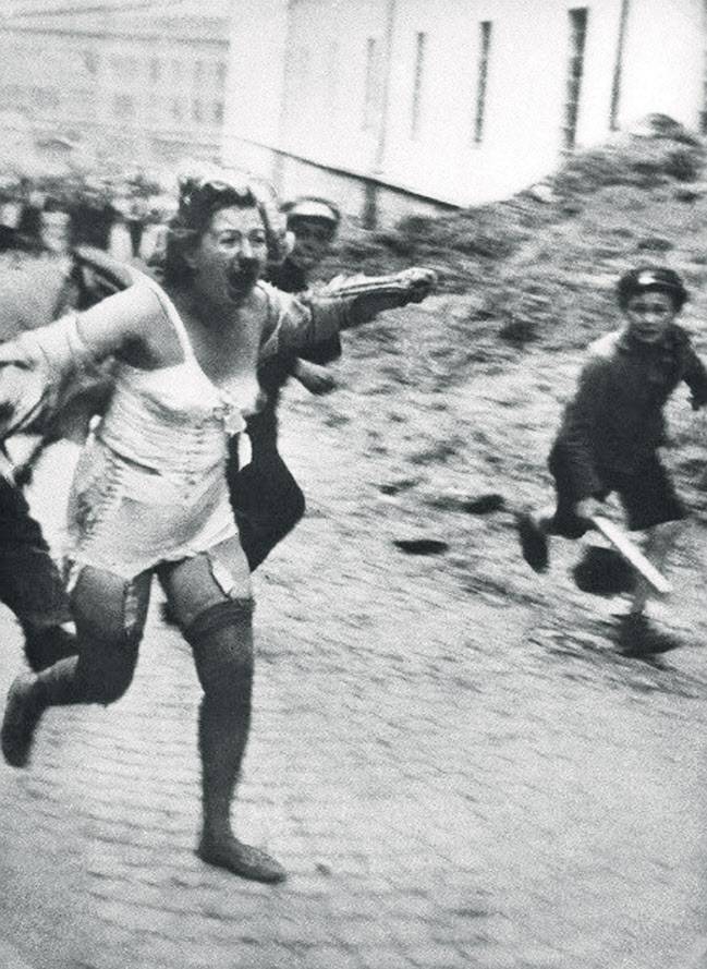 1941년 리비우에서 남성과 젊은이들에게 쫒기는 유태인여성 [일본위키피디아 제공]