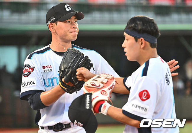 [OSEN=부산, 이석우 기자] 25일 부산 사직야구장에서 2024 신한 SOL 뱅크 KBO 리그 롯데 자이언츠와 LG 트윈스의 경기가 열렸다. 홈팀 롯데는 김진욱이 선발 출전하고 LG 트윈스는 최원태가 선발 출전했다.롯데 자이언츠 김진욱이 3회초 수비를 마치고 황성빈과 하이파이브를 하고 있다. 2024.07.25 / foto0307@osen.co.kr