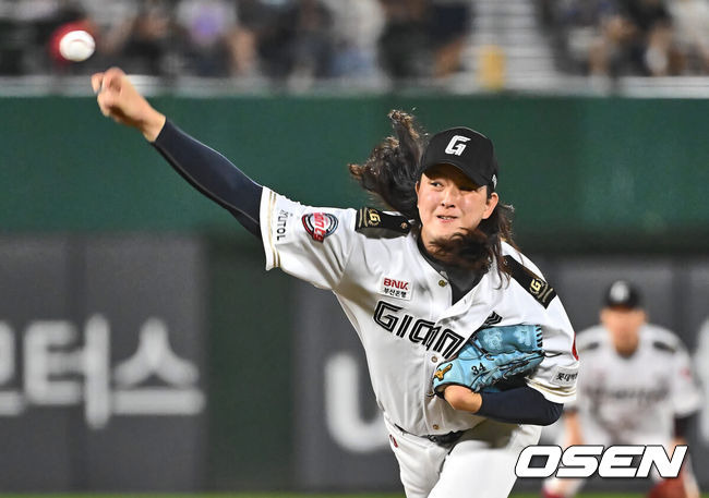 [OSEN=부산, 이석우 기자] 28일 부산 사직야구장에서 2024 신한 SOL 뱅크 KBO 리그 롯데 자이언츠와 한화 이글스의 경기가 열렸다. 홈팀 롯데는 윌커슨이 선발 출전하고 한화는 바리아가 선발 출전했다.롯데 자이언츠 김원중이 역투하고 있다. 2024.06.28 / foto0307@osen.co.kr