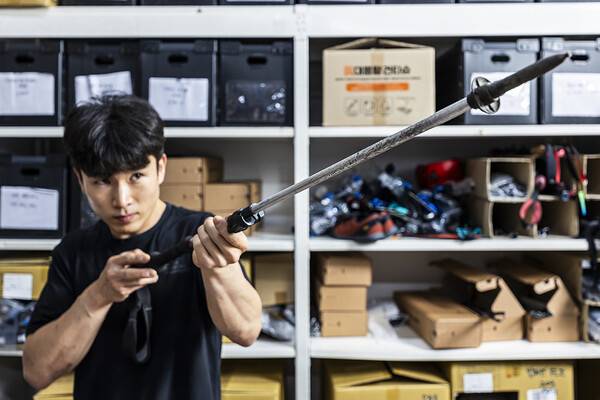 한정희 주임이 폴의 상태를 확인하고 있다.