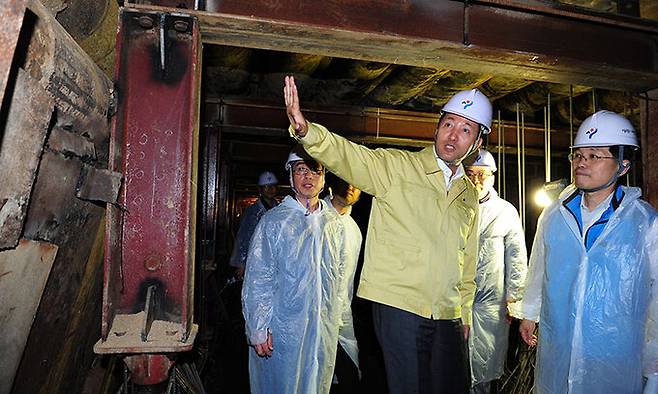 오세훈 서울시장이 두 번째 임기 때인 2011년 6월29일 서울 광화문광장 침수해소사업 공사현장에서 집중호우에 대비하는 ‘대심도 지하 저류조’의 필요성을 강조하고 있는 모습. 서울시 제공