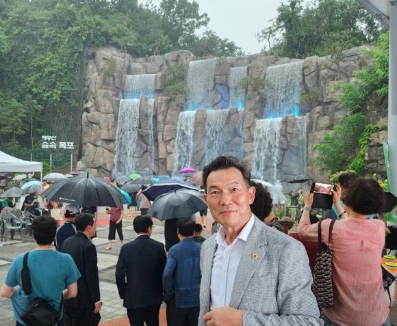 지난 20일 ‘배봉산 숲속 폭포’ 개장식에 참석한 남궁역 의원