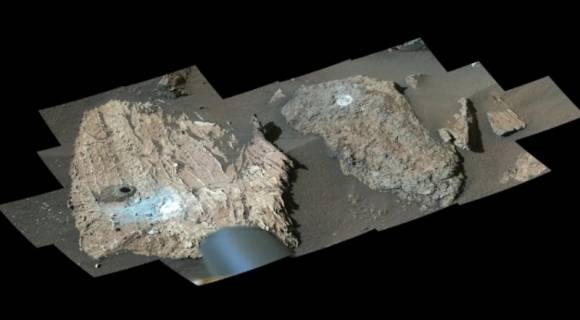 왼쪽은 NASA의 퍼서비어런스 로버가 암석 시료를 얻기 위해 시추한 어두운 구멍. 흰색 부분은 로버가 암석의 성분을 조사하기 위해 갈아낸 부분.  7월 23일 로버의 마스트캠-Z가 촬영한 사진