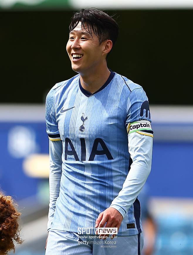 ▲ 손흥민의 후배가 생겼다. 현재 한국축구 최고 유망주로 평가되는 양민혁이 토트넘으로 이적한다. 고교생 유망주가 프리미어리그 빅클럽으로 직행한 것이다. 그만큼 양민혁의 재능을 유럽에서도 관심 있게 지켜봤다. 아직 구체적인 계약 기간, 이적료는 알려지지 않았다. 스포츠 전문 매체 '디 애슬래틱'은 26일(이하 한국시간) "토트넘이 양민혁과 계약을 완료했다. 양민혁은 곧바로 토트넘에 뛰지 않는다. 올해까지 강원 FC에 있다가 내년 1월 토트넘에 합류할 예정"이라고 발표했다. 유럽축구 이적 시장 전문가인 파브리치오 로마노 기자도 같은 날 "토트넘이 양민혁과 계약을 체결했다"며 "토트넘은 양민혁과 장기 계약을 추진하고 있다. 2025년 1월부터 양민혁은 토트넘에 합류한다"고 알렸다. 양민혁은 K리그 최고 유망주로 꼽힌다. 이번 시즌 K리그1 24경기 뛰며 7골 3도움으로 활약했다.