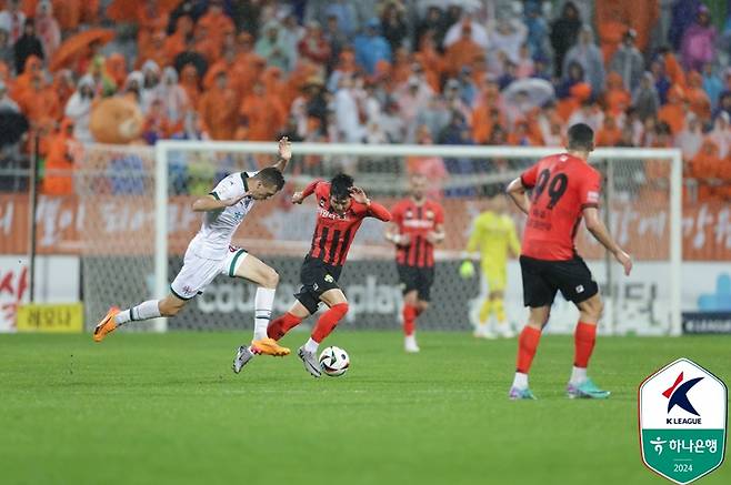 ▲ 현재 한국축구 최고 유망주로 평가되는 양민혁이 토트넘으로 이적한다. 고교생 유망주가 프리미어리그 빅클럽으로 직행한 것이다. 그만큼 양민혁의 재능을 유럽에서도 관심 있게 지켜봤다. 아직 구체적인 계약 기간, 이적료는 알려지지 않았다. 스포츠 전문 매체 '디 애슬래틱'은 26일(이하 한국시간) "토트넘이 양민혁과 계약을 완료했다. 양민혁은 곧바로 토트넘에 뛰지 않는다. 올해까지 강원 FC에 있다가 내년 1월 토트넘에 합류할 예정"이라고 발표했다. 유럽축구 이적 시장 전문가인 파브리치오 로마노 기자도 같은 날 "토트넘이 양민혁과 계약을 체결했다"며 "토트넘은 양민혁과 장기 계약을 추진하고 있다. 2025년 1월부터 양민혁은 토트넘에 합류한다"고 알렸다. 양민혁은 K리그 최고 유망주로 꼽힌다. 이번 시즌 K리그1 24경기 뛰며 7골 3도움으로 활약했다 ⓒ 한국프로축구연맹