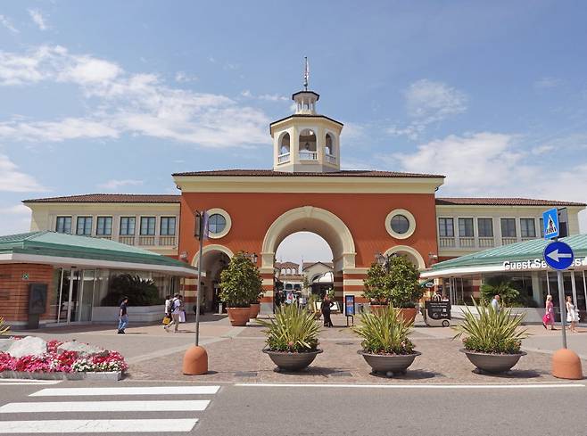 세라발레 아웃렛의 게이트