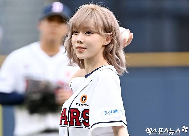 25일 오후 서울 송파구 잠실야구장에서 열린 '2024 신한 SOL Bank KBO리그' 키움 히어로즈와 두산 베어스의 경기, 경기 전 에스파 윈터가 시구에 임하고 있다. 잠실, 김한준 기자