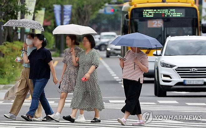 종잡을 수 없는 날씨 (광주=연합뉴스) 조남수 기자 = 26일 광주 서구 내방로에서 시민들이 갑자기 내리는 비에 우산을 쓰고 걷고 있다. 2024.7.26 iso64@yna.co.kr